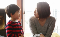 Mẹ cần tránh thân thiết quá mức khi nuôi dạy con trai