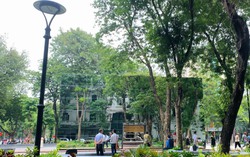 Độc đáo khối gương kính khổng lồ ở vườn hoa Con Cóc