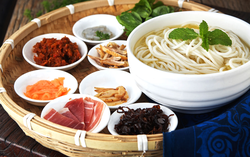 Bún qua cầu: Món ăn độc đáo và câu chuyện tình yêu cảm động đằng sau