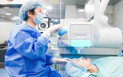 Phương pháp phẫu thuật tật khúc xạ hiện đại giúp tách lớp mô giác mạc trong 8 giây