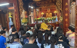 Phụ huynh, sĩ tử Hà Nội đi chùa "cầu may" trước kỳ thi vào lớp 10