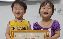 Hai bé song sinh hạnh phúc được ông ngoại tặng tấm giấy khen "vô giá"