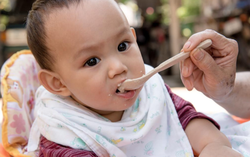 Trẻ ăn nhiều bột gạo trong thời kỳ ăn dặm dẫn tới cơ thể thiếu chất này