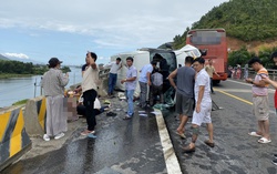 Xe chở đoàn rước dâu bị tai nạn nghiêm trọng trên cao tốc, nhiều người trọng thương 