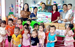 Hội LHPN Hải Phòng: Tặng quà con em của nữ công nhân dịp Tết Thiếu nhi 1/6