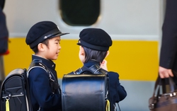 Lợi ích không ngờ của việc sớm cho trẻ tham gia phương tiện công cộng 