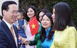 Đông đảo bà con đại diện các hội đoàn người Việt tại Anh đón Chủ tịch nước Võ Văn Thưởng