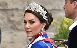 Vương phi Kate dũng cảm phá lệ và tinh tế tri ân mẹ chồng cùng Nữ vương Elizabeth