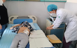 Bé trai 8 tuổi nhiễm độc niệu, buộc phải ghép thận chỉ vì mê loại đồ uống phổ biến 