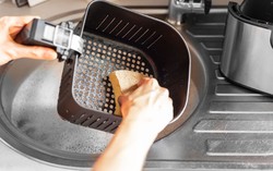 Cách làm sạch nồi chiên không dầu với nguyên liệu quen thuộc