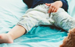 Trẻ thường nghịch vùng kín có đáng lo ngại không?