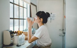 Muốn chồng bán bớt đồ hiệu gom tiền cho con đang học trường quốc tế