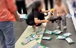 Bà mẹ mắng nhiếc nhân viên vì ngăn con mình phá hàng trong siêu thị