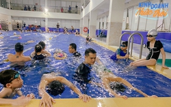 Anh chàng ở Hà Nội cuối tuần dạy bơi 9-10 ca, thu nhập 3 tháng hè bằng cả năm cộng lại