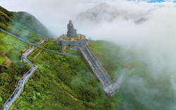 Du khách đổ xô về Sa Pa, Fansipan tránh nóng hè