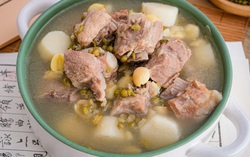 Dùng nồi cơm điện nấu canh sườn đậu xanh hạt sen thanh nhiệt cơ thể
