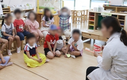 Đối phó với tình trạng bạo hành trẻ, phụ huynh lén đeo thiết bị ghi âm cho con trong lớp