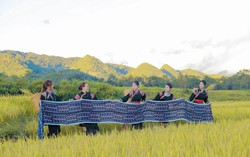 Cô gái Mông mang du lịch về bản