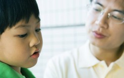 Sau khi bị đánh mắng, nếu con có 3 phản ứng bất thường sau thì cha mẹ phải cẩn thận