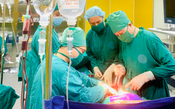 4 giờ phẫu thuật căng thẳng cứu bệnh nhân ngã cao 7m bị đa chấn thương nguy kịch