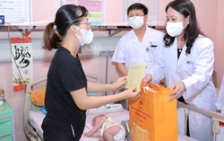 Phó Chủ tịch nước Võ Thị Ánh Xuân thăm và trao hỗ trợ trẻ em đang điều trị tại bệnh viện