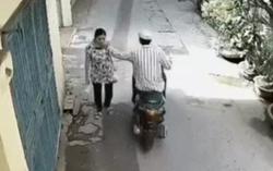  Hà Nội: Bị cướp giật, người phụ nữ ngã lăn ra đường, bầm tím mặt