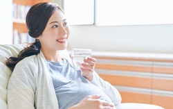 3 thời điểm uống nước của bà bầu giúp nước ối trong, thai nhi phát triển tốt hơn