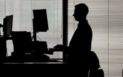 Mỗi năm kiếm 8 tỷ đồng, người đàn ông lo lắng vì có thể bị sa thải bất cứ lúc nào