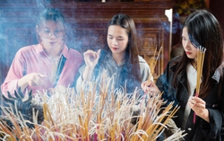 Hàng nghìn sĩ tử 2k5 cầu may trước kỳ thi tốt nghiệp THPT 2023 tại Văn Miếu - Quốc Tử Giám