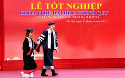 Mẹ của nữ sinh bại não được hiệu trưởng đại học Luật dắt lên nhận bằng: Nước mắt tôi trực trào ra