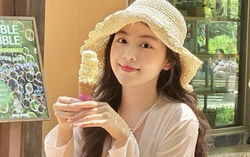 Con gái MC Quyền Linh khoe nhan sắc trong veo và thần thái như "nàng thơ" khi đi du lịch 