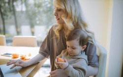 Các bà mẹ Gen Z vấp phải nhiều định kiến từ thế hệ trước