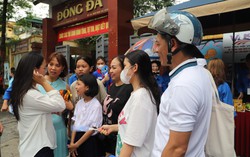 Thi tốt nghiệp THPT 2023: Cả “tập đoàn” hơn chục người đưa con đi thi
