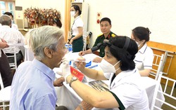 Thăm khám và tặng quà người có công hướng đến kỷ niệm Ngày Thương binh-Liệt sỹ