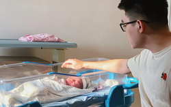 Hình ảnh xúc động trong phòng sinh lúc 2h sáng, điều mẹ bỉm nào cũng trân trọng