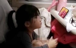 Bức ảnh cha và con gái trên tàu gây tranh cãi: Cha mẹ vô tư, con ảnh hưởng cả đời