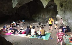 Nghệ An: Cắt điện từ sáng đến chiều, nhiều người rủ nhau vào... hang tránh nóng
