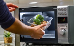 Nghiên cứu của đại học Mỹ: Ô nhiễm nhựa gây ung thư, vô sinh ở phụ nữ
