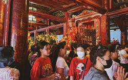 Học sinh đội nắng tới Văn Miếu Quốc Tử Giám dâng hương trước kỳ thi quan trọng