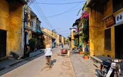 Khách Tây chia sẻ cách tận hưởng không khí Việt Nam ngay tại phòng khách