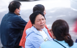 Thi vào lớp 10: Phụ huynh TP HCM mệt mỏi dưới nắng nóng ngóng tin con tại buổi thi thứ 2 