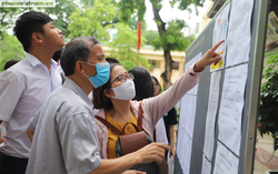 Thi vào lớp 10 Hà Nội: Phụ huynh đi tìm điểm thi cho con từ tờ mờ sáng