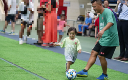 Danh thủ Phạm Thành Lương đá bóng cùng hơn 100 trẻ nhỏ Việt - Nhật