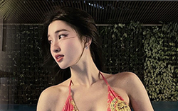 Á hậu Phương Nhi thả dáng quyến rũ bên bể bơi