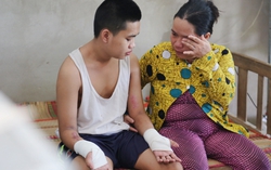 Người mẹ đơn thân bật khóc cầu xin cứu đôi tay hoại tử của con trai 18 tuổi