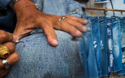 Người đàn ông 30 năm miệt mài xé quần jeans
