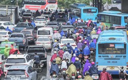 Sau cơn bão số 1, người dân Hà Nội chật vật di chuyển trong cơn mưa tầm tã