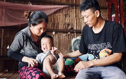Bị dị tật ở tay, người cha bốc vác gom góp tiền phẫu thuật tim cho con trai 2 tuổi