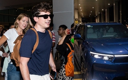 Charlie Puth đổ bộ sân bay Cam Ranh lúc nửa đêm, được dàn xe hộ tống 