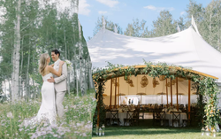 Hôn lễ giữa rừng cây bạt ngàn của cặp đôi nên duyên trong đại dịch